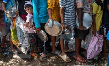 MUMBAI INDIA 11 Haziran 2023 Plastik Hindistan ile Alım Yemeği etkinliği, 11 Haziran 2023 'te Hindistan' da Satish Bate 'in çektiği Satish Bate fotoğrafında, 20 plastik şişeyi Bhundup kenar mahallelerinde sıcak bir yemek karşılığında toplumumuzda 200' den fazla insana ve 100 'den fazla çocuğa yardım etmeyi amaçlıyor. 