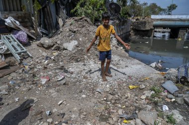 MUMBAI INDIA JUNE 11 Haziran 2023 Manav Maru L The Buy Food With Plastic India etkinliği sırasında, 11 Haziran 2023 tarihinde Hindistan 'ın Mumbai kenar mahallelerinde 20 plastik şişe karşılığında toplumumuzda 200' den fazla insana ve 100 'den fazla çocuğa yardım etmeyi amaçlıyor.