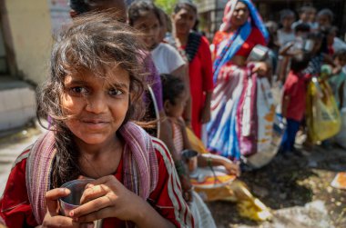 MUMBAI INDIA 11 Haziran 2023 Plastik Hindistan ile Alım Yemeği etkinliği, 11 Haziran 2023 'te Hindistan' da Satish Bate 'in çektiği Satish Bate fotoğrafında, 20 plastik şişeyi Bhundup kenar mahallelerinde sıcak bir yemek karşılığında toplumumuzda 200' den fazla insana ve 100 'den fazla çocuğa yardım etmeyi amaçlıyor. 
