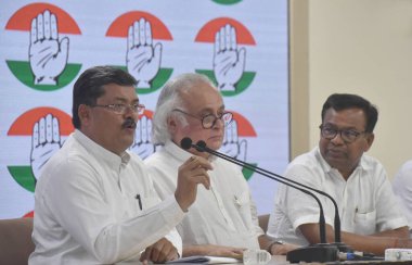 NEW DELHI INDIA 12 Haziran 2023 AICC Genel Sekreteri Jairam Ramesh C ve parti liderleri Mukul Wasnik L ve Bhakta Charan Das, 12 Haziran 2023 tarihinde AICC Genel Merkezi 'nde düzenlenen basın brifinginde Pazartesi günü Yeni Delhi Hindistan Kongresi' nde bir parti temsilcisi tarafından ziyaret talebinde bulundu.