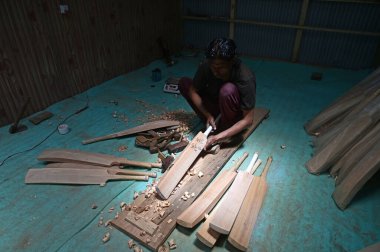 SRINAGAR INDIA 12 Haziran 2023 'te Srinagar' ın 38 kilometre güneyinde Sangam 'da GR8 kriket sopası üretim ünitesinde çalışan bir işçi 2023 yılında Srinagar Hindistan' daki GR8 yarasa üreticisi için bir emir aldı. 