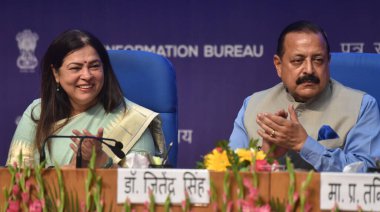 NEW DELHI INDIA 13 Haziran 2023 Devlet Bilim ve Teknoloji Bağımsız Sorumluluğu Bakanı Jitendra Singh ve MOS Dış İlişkiler ve Kültür Bakanı Meenakshi Lekhi ve diğer adaylara dağıtım atama mektupları sırasında
