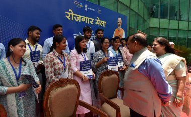 NEW DELHI INDIA 13 Haziran 2023 Devlet Bilim ve Teknoloji Bağımsız Sorumluluğu Bakanı Jitendra Singh ve MOS Dış İlişkiler ve Kültür Sorumlusu Meenakshi Lekhi dağıtım sonrasında lehdar adaylarla görüştü 