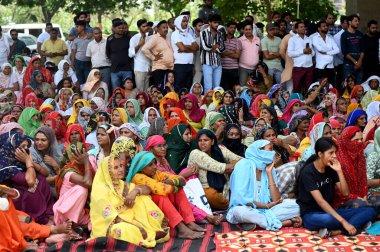 GREATER NOIDA INDIA 13 HAZİRAN 40 köyden çiftçiler Büyük Noida Otoritesi 'ne karşı 50 gündür protesto ediyor ve 13 Haziran 2023 tarihinde planlanan kalkınma için daha iyi bir rehabilitasyon ve tazminat talep ediyorlar.