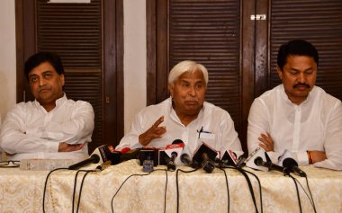 MUMBAI INDIA 13 Haziran 2023 Maharashtra Kongre Komitesi Sorumlu HK Patil ve Maharashtra Pradesh Kongre Komitesi Başkanı Nana Patole ve parti lideri Ashok Chavan Kongrenin ana komite toplantısı sonrasında medyaya seslendi.