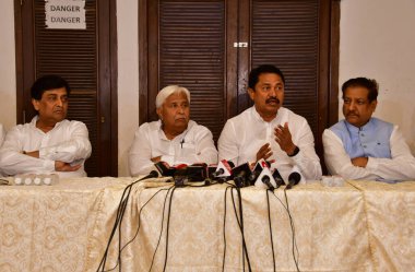 MUMBAI INDIA 13 Haziran 2023 Maharashtra Kongre Komitesi Sorumlu HK Patil ve Maharashtra Pradesh Kongre Komitesi Başkanı Nana Patole ve parti liderleri Ashok Chavan ve Prithviraj Chavan çekirdek komite toplantısından sonra basın mensuplarına konuştular.