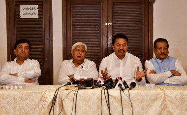 MUMBAI INDIA 13 Haziran 2023 Maharashtra Kongre Komitesi Sorumlu HK Patil ve Maharashtra Pradesh Kongre Komitesi Başkanı Nana Patole ve parti liderleri Ashok Chavan ve Prithviraj Chavan çekirdek komite toplantısından sonra basın mensuplarına konuştular.