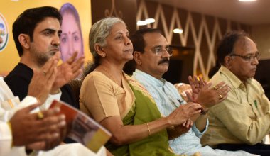 NEW DELHI INDIA 14 Haziran 2023 Birlik Maliye Bakanı Nirmala Sitharaman Delhi BJP Başkanı Virendra Sachdeva ve Doğu Delhi Milletvekili Gautam Gambhir BJP MLA Anil Bajpai ve diğerleri Kanti Nagar Doğu Azad Nagar 'daki Sarv Samaj Sammelan vesilesiyle 