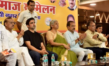 NEW DELHI INDIA 14 Haziran 2023 Birlik Maliye Bakanı Nirmala Sitharaman Delhi BJP Başkanı Virendra Sachdeva ve Doğu Delhi Milletvekili Gautam Gambhir BJP MLA Anil Bajpai OP Sharma ve diğerleri Kanti Nagar Doğu Azad 'daki Sarv Samaj Sammelan vesilesiyle