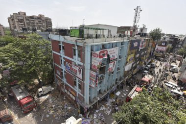 NEW DELHI INDIA 15 HAZİRAN 2023 Mukherjee Nagar 'da 15 Haziran 2023' te Mukherjee Nagar Koçluk Merkezi 'nin dışında büyük bir yangın görüldü. 