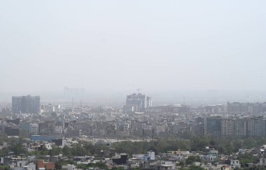 NOIDA INDIA 15 Haziran 2023 Toz kirliliği içindeki şehir manzarası 15 Haziran 2023 'te yükselen hava kirliliği seviyeleri Noida Hindistan Fotoğrafı: Sunil Ghosh Hindustan Times