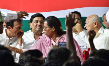 MUMBAI INDIA 15 HAZİRAN 2023 MLA MLA Varsha Gaikwad Başkan Mumbai Bölgesel Kongre komitesi MRCC 'yi kıdemli kongre liderleri Sushil Kumar Shinde Ashok Prithviraj Chavan Naseem Khan' ın huzurunda Bhai Jagtap 'dan devraldı.