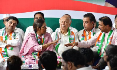 MUMBAI INDIA 15 HAZİRAN 2023 MLA MLA Varsha Gaikwad Başkan Mumbai Bölgesel Kongre komitesi MRCC 'yi kıdemli kongre liderleri Sushil Kumar Shinde Ashok Prithviraj Chavan Naseem Khan' ın huzurunda Bhai Jagtap 'dan devraldı.