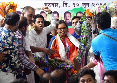 MUMBAI INDIA JUNE 15 2023 MLA Varsha Gaikwad take charge as President Mumbai Regional Congress committee MRCC from her predecessor Bhai Jagtap in the presence of senior Congress leaders Sushil Kumar Shinde Ashok Chavan Prithviraj Chavan Naseem Khan a clipart