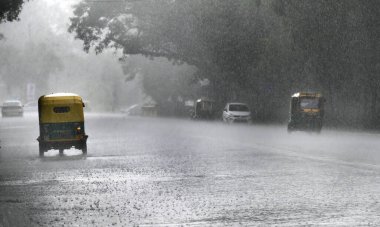 NEW DELHI INDIA 16 Haziran 2023 Mandi Evi yakınlarındaki Bhagwan Dass yolunda 16 Haziran 2023 tarihinde şiddetli yağmur manzarası Hindistan Meteoroloji Departmanı Perşembe günü Delhi NCR 'de şiddetli rüzgarlarla hafif yağmur öngörmüştü.