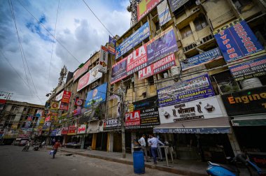 16 Haziran 2023 'te Mukherjee Nagar' daki koçluk merkezinin birinde dün büyük bir yangın çıkması üzerine Batra Sinema yakınlarındaki Ticaret Kompleksi 'nin içindeki Koçluk merkezlerinin önünde açık elektrik kabloları görüldü.