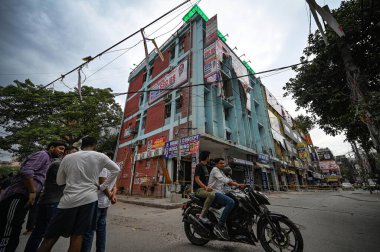 NEW DELHI INDIA 16 Haziran 2023 Koçluk merkezinin dışında açıkken görülen elektrik kabloları dün Batra Sinema Mukherjee Nagar yakınlarındaki Ticari Kompleksi 'nde büyük bir yangın çıktı. 16 Haziran 2023 tarihinde Yeni Delhi' de 61 öğrenci yaralandı.