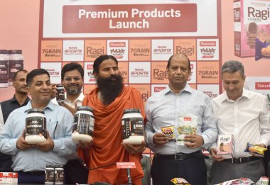 NEW DELHI INDIA 16 Haziran 2023 Yoga Guru Baba Ramdev ve Patanjali Gıda CEO 'su Sanjeev Asthana ve diğerleri 16 Haziran 2023' te Yeni Delhi Hindistan Anayasa Kulübü 'nde Patanjali premium ürünlerinin tanıtımı sırasında ürünler Nutrela Max M