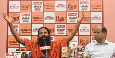 NEW DELHI INDIA 16 Haziran 2023 Yoga Guru Baba Ramdev ve Patanjali Gıda CEO 'su Sanjeev Asthana ve diğerleri 16 Haziran 2023' te Yeni Delhi Hindistan Anayasa Kulübü 'nde Patanjali premium ürünlerinin tanıtımı sırasında ürünler Nutrela Max M