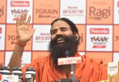 NEW DELHI INDIA 16 Haziran 2023 Yoga Guru Baba Ramdev 16 Haziran 2023 'te Hindistan Anayasa Kulübü' nde Patanjali premium ürünlerinin tanıtımı sırasında Yeni Delhi Hindistan 'da Nutrela Max Millets Ragi Bisküvileri kuru meyve 