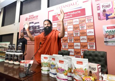 NEW DELHI INDIA 16 Haziran 2023 Yoga Guru Baba Ramdev 16 Haziran 2023 'te Hindistan Anayasa Kulübü' nde Patanjali premium ürünlerinin tanıtımı sırasında Yeni Delhi Hindistan 'da Nutrela Max Millets Ragi Bisküvileri kuru meyve 