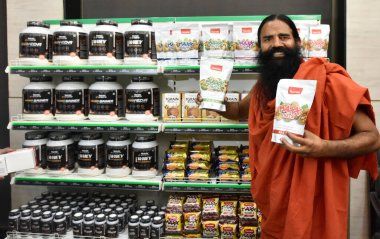 NEW DELHI INDIA 16 Haziran 2023 Yoga Guru Baba Ramdev 16 Haziran 2023 'te Hindistan Anayasa Kulübü' nde Patanjali premium ürünlerinin tanıtımı sırasında Yeni Delhi Hindistan 'da Nutrela Max Millets Ragi Bisküvileri kuru meyve 