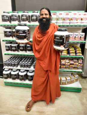 NEW DELHI INDIA 16 Haziran 2023 Yoga Guru Baba Ramdev 16 Haziran 2023 'te Hindistan Anayasa Kulübü' nde Patanjali premium ürünlerinin tanıtımı sırasında Yeni Delhi Hindistan 'da Nutrela Max Millets Ragi Bisküvileri kuru meyve 