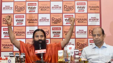 NEW DELHI INDIA 16 Haziran 2023 Yoga Guru Baba Ramdev ve Patanjali Gıda CEO 'su Sanjeev Asthana ve diğerleri 16 Haziran 2023' te Yeni Delhi Hindistan Anayasa Kulübü 'nde Patanjali premium ürünlerinin tanıtımı sırasında ürünler Nutrela Max M