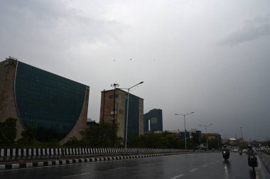 NOIDA INDIA 16 HAZİRAN 2023 Kara Bulutlar 16 Haziran 2023 'te Noida Hindistan' da yağmurdan önce şehrin üzerinde süzülürken Hindistan Meteoroloji Departmanı Perşembe günü Delhi NCR 'de şiddetli rüzgârlarla hafif yağmur öngörmüştü.