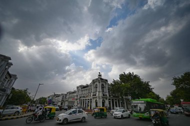 NEW DELHI INDIA HAZİRAN 18 HAZİRAN 2023 Connaught Place 'de gökyüzünde süzülen bulutlar 18 Haziran 2023' te Yeni Delhi Hindistan Fotoğrafı: Sanchit Khanna Hindustan Times