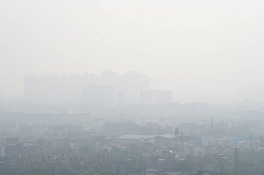 NOIDA INDIA 18 Haziran 2023 Şehir manzarası yoğun sis altında 18 Haziran 2023 'te yükselen hava kirliliği seviyeleri Noida Hindistan Fotoğrafı: Sunil Ghosh Hindustan Times