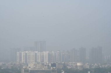 NOIDA INDIA 18 Haziran 2023 Şehir manzarası yoğun sis altında 18 Haziran 2023 'te yükselen hava kirliliği seviyeleri Noida Hindistan Fotoğrafı: Sunil Ghosh Hindustan Times