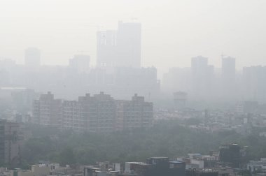 NOIDA INDIA 18 Haziran 2023 Şehir manzarası yoğun sis altında 18 Haziran 2023 'te yükselen hava kirliliği seviyeleri Noida Hindistan Fotoğrafı: Sunil Ghosh Hindustan Times