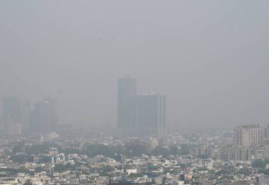 NOIDA INDIA 18 Haziran 2023 Şehir manzarası yoğun sis altında 18 Haziran 2023 'te yükselen hava kirliliği seviyeleri Noida Hindistan Fotoğrafı: Sunil Ghosh Hindustan Times