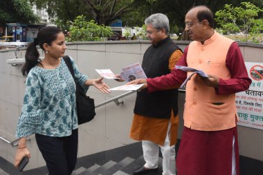 NEW DELHI INDIA 19 Haziran 2023 Ulusal Sekreter BJP Dushyant Kumar Gautam ve eski sendika bakanı Vijay Goel, Palika Bazar 'ın 1 numaralı kapısı Rajiv Chowk Connaught Place' de davul çalarak Modi hükümetinin 9 yıllık başarısına öncülük ettiler. 