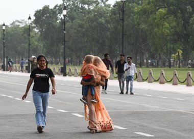 NEW DELHI INDIA 19 HAZİRAN 1923 Kartvaya Yolu 'nda 19 Haziran 2023 tarihinde Yeni Delhi Hindistan' da yoğun çiseleme altında kalan ziyaretçiler 24 saat boyunca 5 mm yağmur yağdı ve pazartesi sabah 8: 30 'da sona erdi minimum sıcaklık 25 dereceye yerleşti.