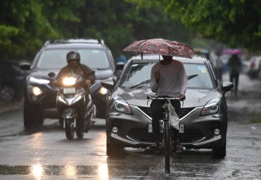 NOIDA INDIA 19 Haziran 2023 Noida Hindistan 'da 19 Haziran 2023 tarihinde sektör 12 yolundaki hafif yağmurda şehir Pazartesi günü sabah 8: 30' da sona eren 24 saatlik periyotta 5 mm yağmur aldı. 