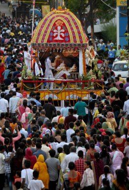 NOIDA İNDIA 20 HAZİRAN 2023 Hayranları, 20 Haziran 2023 tarihinde Noida Hindistan 'da bulunan 121. Bölge' de düzenlenen Jagannath Rath Yatra Festivali sırasında Hindu tanrıları Lord Jagannath ve kız kardeşi Subhadra 'nın savaş arabasını hevesle çektiler.