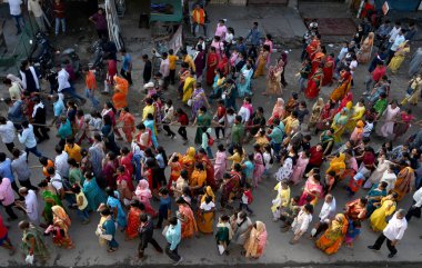 NOIDA İNDIA 20 HAZİRAN 2023 Hayranları, 20 Haziran 2023 tarihinde Noida Hindistan 'da bulunan 121. Bölge' de düzenlenen Jagannath Rath Yatra Festivali sırasında Hindu tanrıları Lord Jagannath ve kız kardeşi Subhadra 'nın savaş arabasını hevesle çektiler.