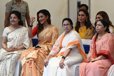 KOLKATA INDIA 20 Haziran 2023 Batı Bengal Mamata Banerjee başkanı Dona Ganguly L TMC lideri Sayantika Banerjee ve milletvekili Mimi Chakraborty ile birlikte Krishna Bilinç Uluslararası Toplumu ISKCON Rath Yatra 'nın açılışında