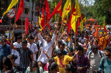 MUMBAI INDIA 20 HAZİRAN 2023 Jagannath Ratha Yatra geçit töreni için 20 Haziran 2023 'te Hindistan' da Ghatkopar 'da toplandı.