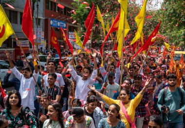 MUMBAI INDIA 20 HAZİRAN 2023 Jagannath Ratha Yatra geçit töreni için 20 Haziran 2023 'te Hindistan' da Ghatkopar 'da toplandı.