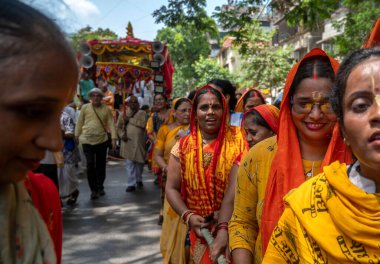 MUMBAI INDIA 20 HAZİRAN 2023 Jagannath Ratha Yatra geçit töreni için 20 Haziran 2023 'te Hindistan' da Ghatkopar 'da toplandı.