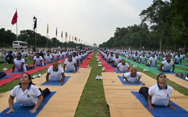 NEW DELHI INDIA HAZİRAN 21 HAZİRAN 2023 Uluslararası Yoga Günü Hindistan Kapısı yakınlarındaki Kartavya Yolu çimlerinde 21 Haziran 2023 'te Yeni Delhi' de Arvind Yadav Hindustan Times tarafından çekilmiştir.