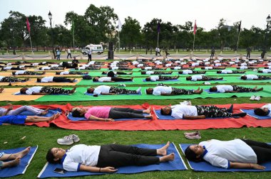 NEW DELHI INDIA HAZİRAN 21 HAZİRAN 2023 Uluslararası Yoga Günü Hindistan Kapısı yakınlarındaki Kartavya Yolu çimlerinde 21 Haziran 2023 'te Yeni Delhi' de Arvind Yadav Hindustan Times tarafından çekilmiştir.