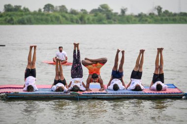 NEW DELHI INDIA HAZİRAN 21 HAZİRAN 2023 Sonia Vihar 'daki Su Sporları Kulübü Öğrencileri Uluslararası Yoga Günü vesilesiyle 21 Haziran 2023' te Sanchit Khanna Hindustan Times