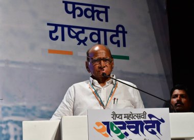 MUMBAI INDIA JUNE 21 Haziran 2023 NCP başkanı Sharad Pawar Milliyetçi Kongre Partisi NCP Şanmukhananda Konferans Salonu 'nda 25. yıldönümünü kutladı. Üye ve başkan vekili Supriya Sule NCP lideri Ajit Pawar NCP lea