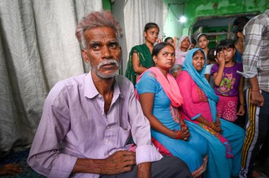 NEW DELHI INDIA 24 HAZİRAN 2023 Ram Swaroop Rahul 'un 20 yaşındaki babası dün Brij Puri' de 24 Haziran 2023 'te yaşanan önemsiz bir tartışma üzerine kuzeniyle birlikte bir kişi tarafından bıçaklandığı iddia edilen iki genç