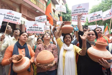 NEW DELHI INDIA JUNE 24 Haziran 2023 Virendra Sachdeva Delhi BJP Başkanı LOA Ramvir Singh Bidhuri ve parti çalışanları ve destekçileri Varunalaya C 'de kötü su kaynağı olduğu iddiasıyla Delhi Jal Kurulu' nu protesto ettiler.