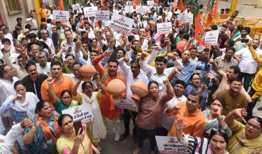 NEW DELHI INDIA JUNE 24 Haziran 2023 Virendra Sachdeva Delhi BJP Başkanı LOA Ramvir Singh Bidhuri ve parti çalışanları ve destekçileri Varunalaya C 'de kötü su kaynağı olduğu iddiasıyla Delhi Jal Kurulu' nu protesto ettiler.